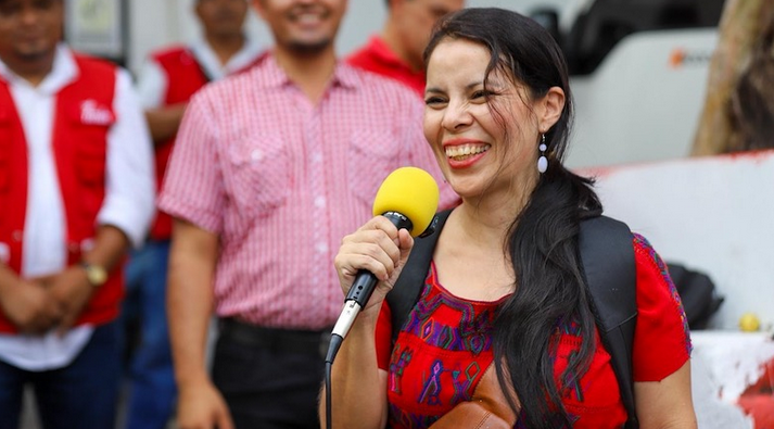 gloria-anaya-solicita-inscripcion-como-precandidata-a-diputada-por-san-salvador-en-el-fmln