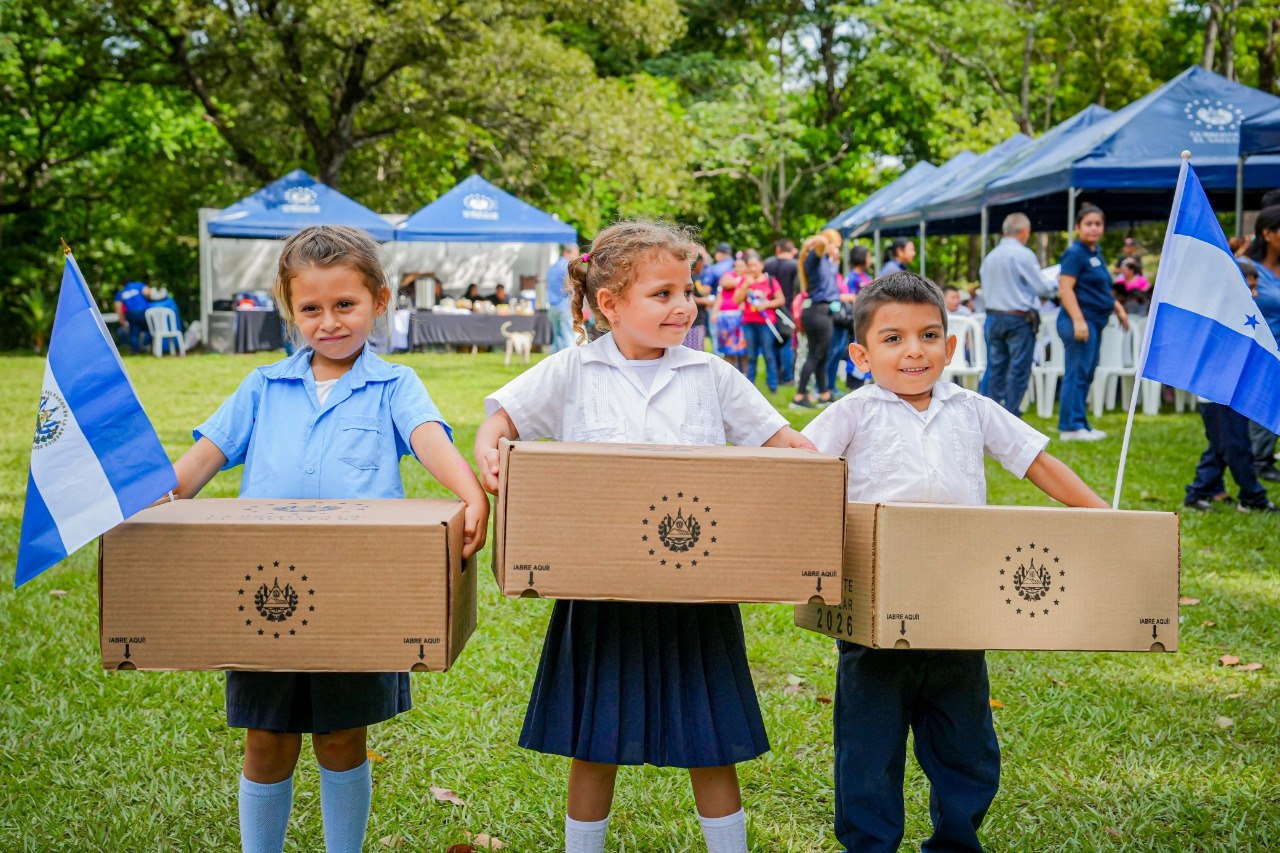 estudiantes-salvadorenos-en-honduras-reciben-paquetes-escolares