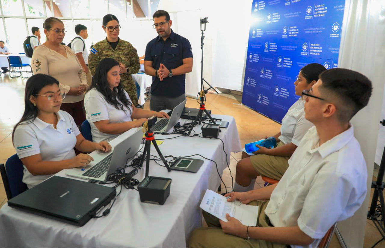 gobierno-salvadoreno-lanza-campana-para-facilitar-tramite-anticipado-del-dui-a-estudiantes