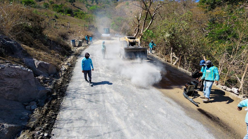dom-transforma-mas-de-25-kilometros-de-calles-rurales-en-chalatenango-sur