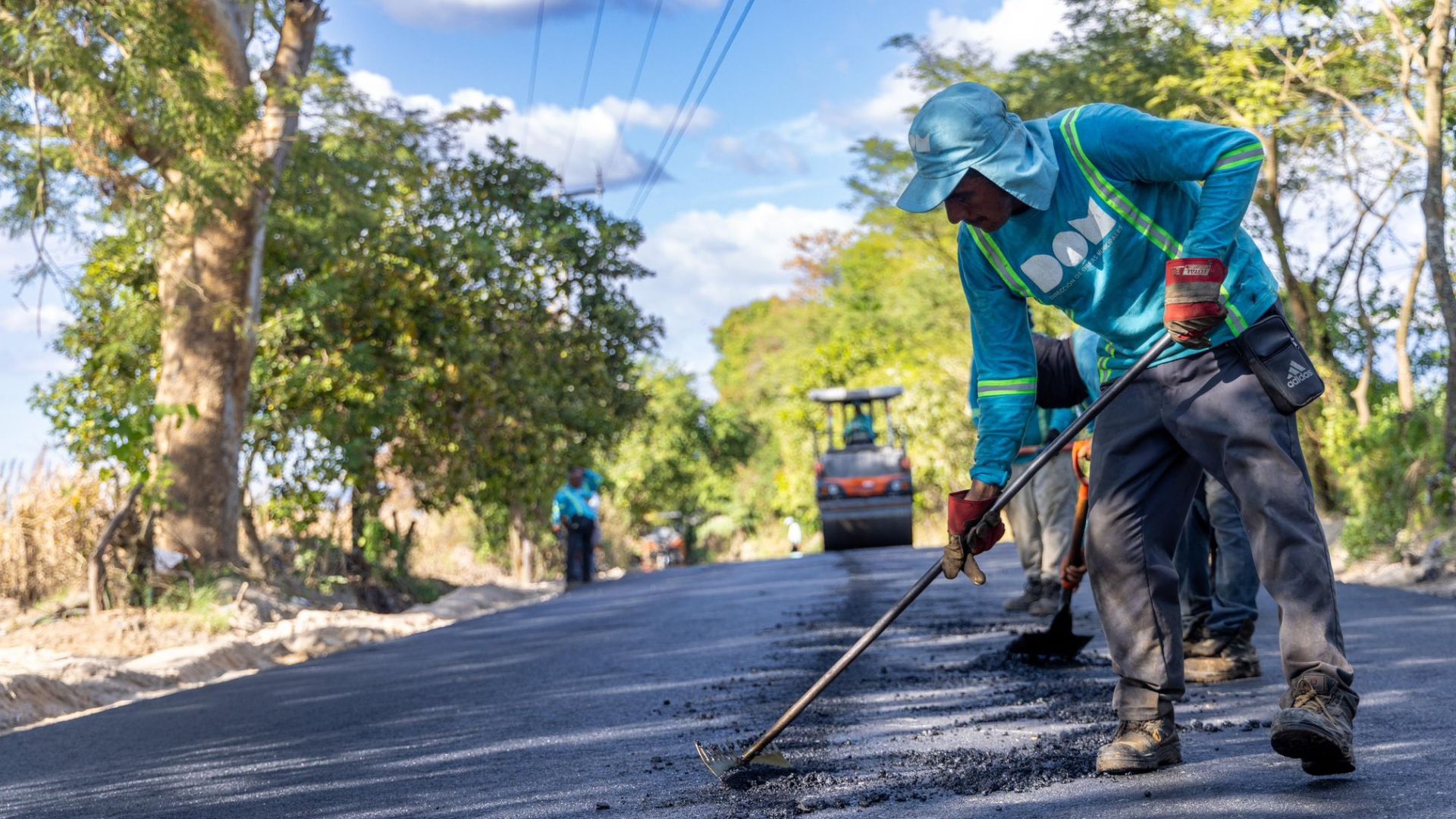 dom-avanza-en-la-mejora-de-vias-rurales-en-el-paisnal-san-salvador