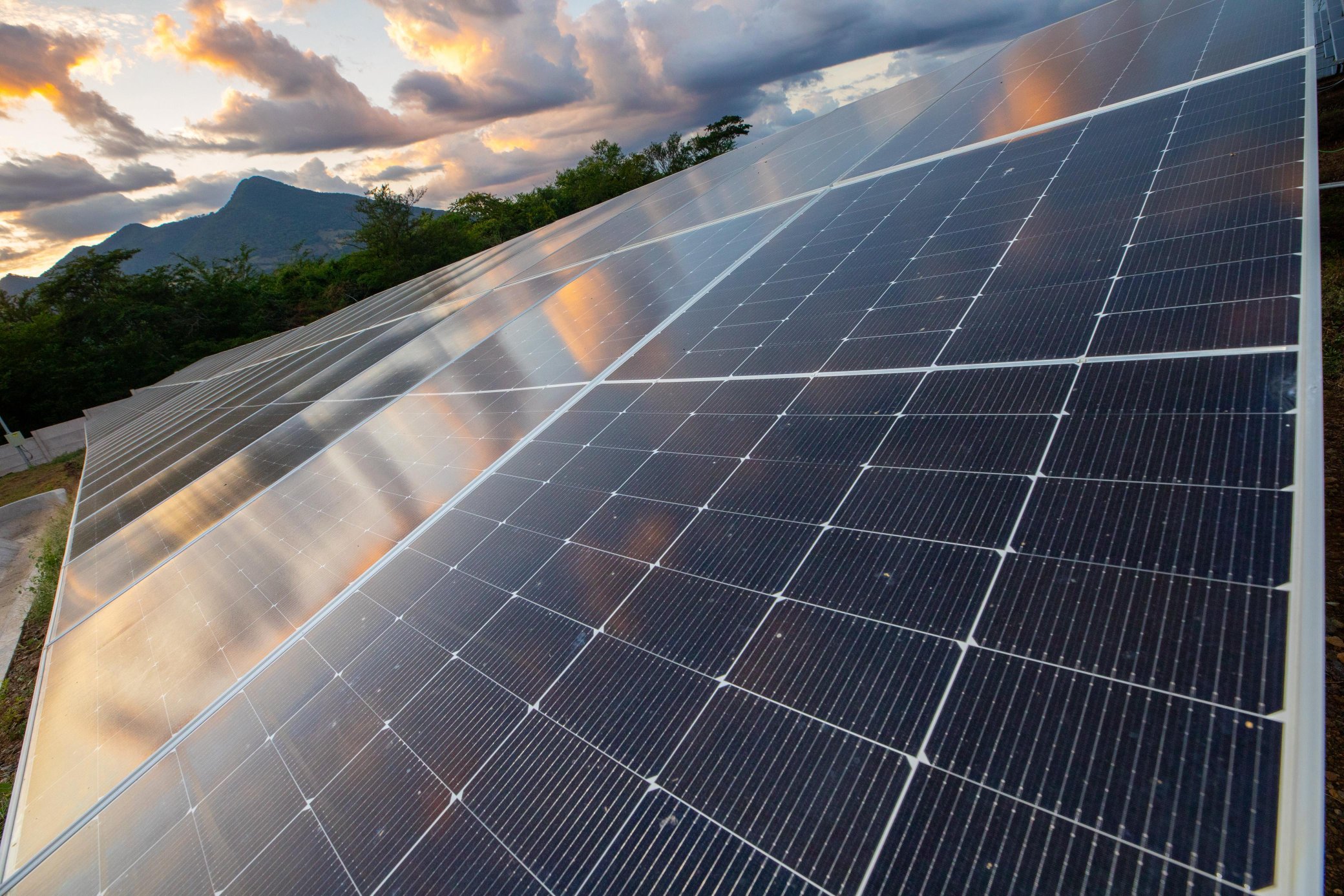 el-salvador-inaugura-la-planta-fotovoltaica-15-de-septiembre-solar-un-hito-en-energia-limpia-y-renovable