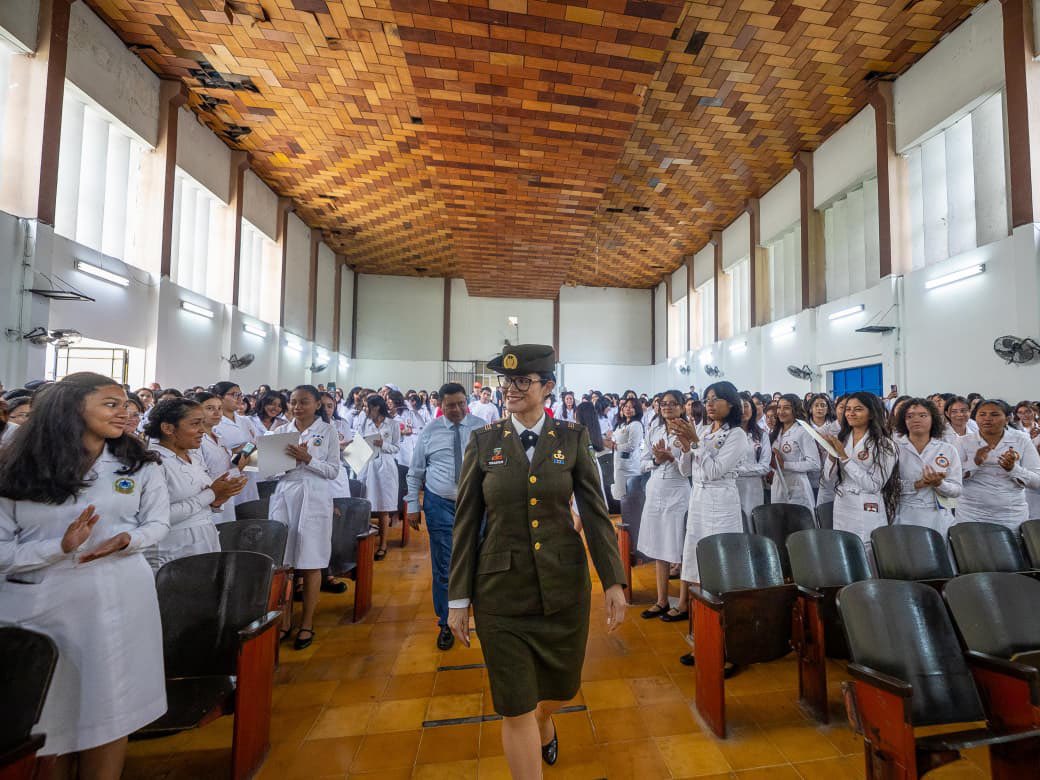 ministra-karla-trigueros-asiste-a-graduacion-del-diplomado-en-bitcoin