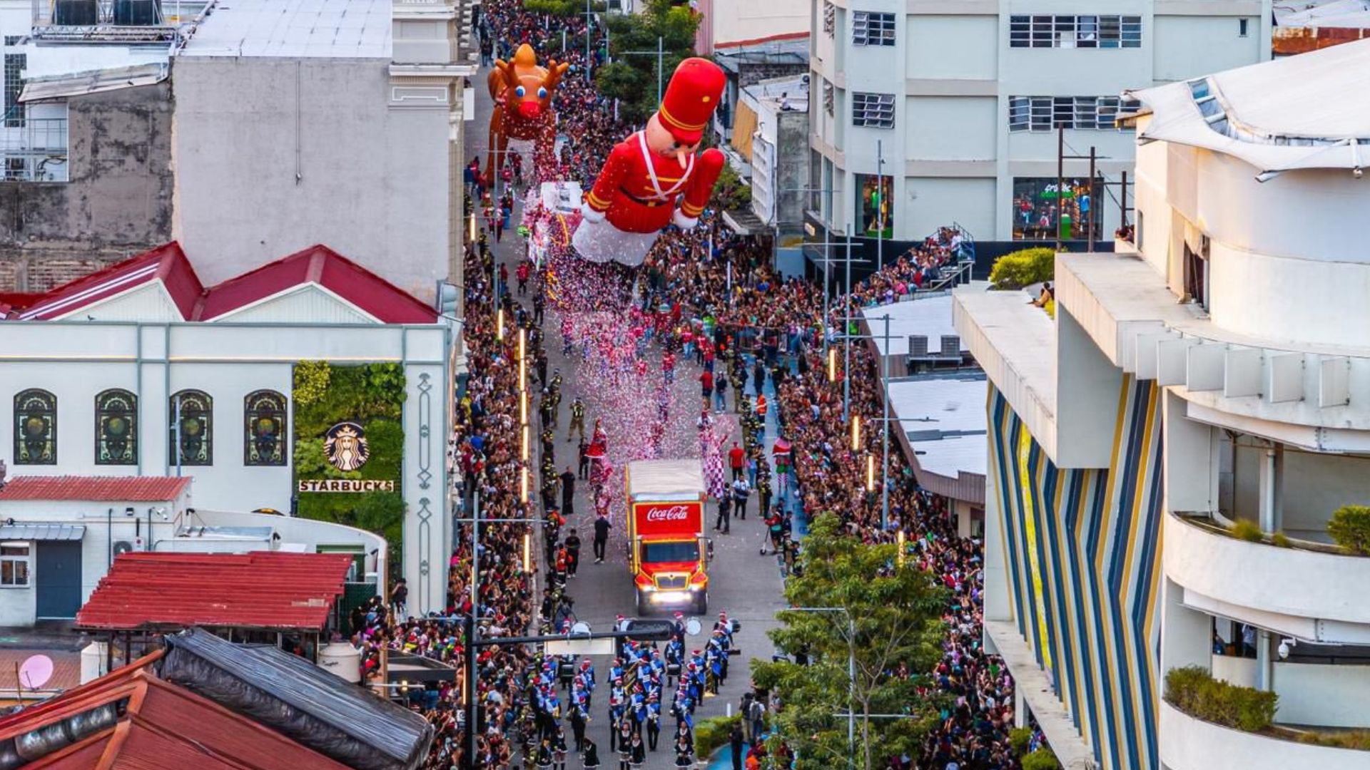 familias-salvadorenas-celebraron-la-navidad-con-desfile-de-globos-gigantes-en-san-salvador