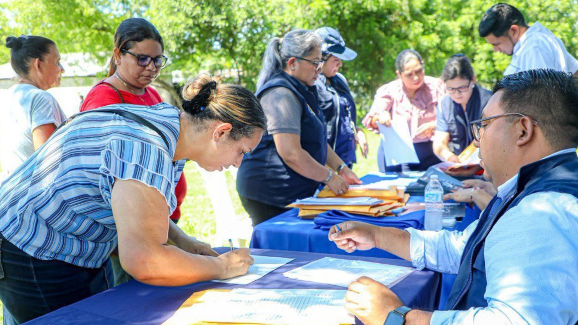 ministerio-de-vivienda-entrega-escrituras-de-propiedad-a-familias-de-san-miguel