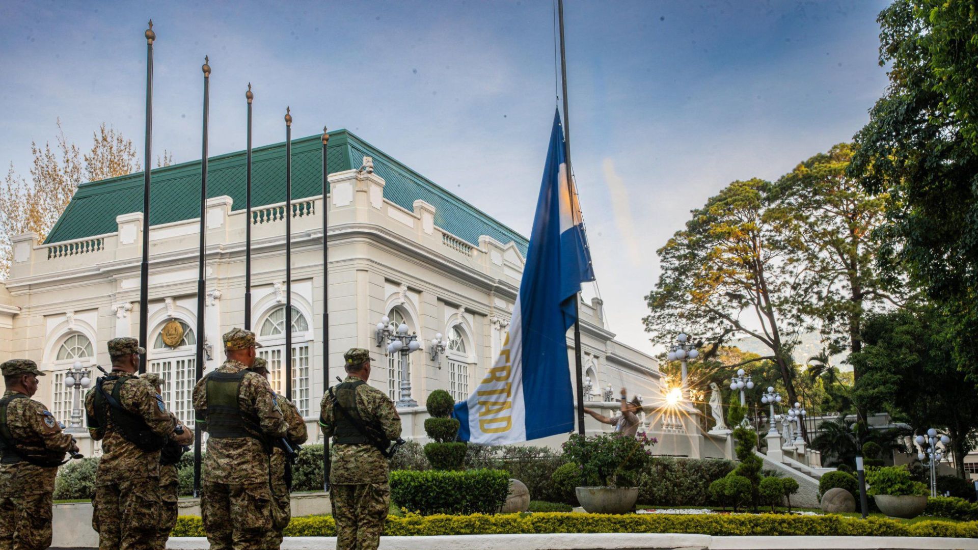 homenaje-a-arriaza-chicas-banderas-ondean-a-media-asta-en-el-salvador