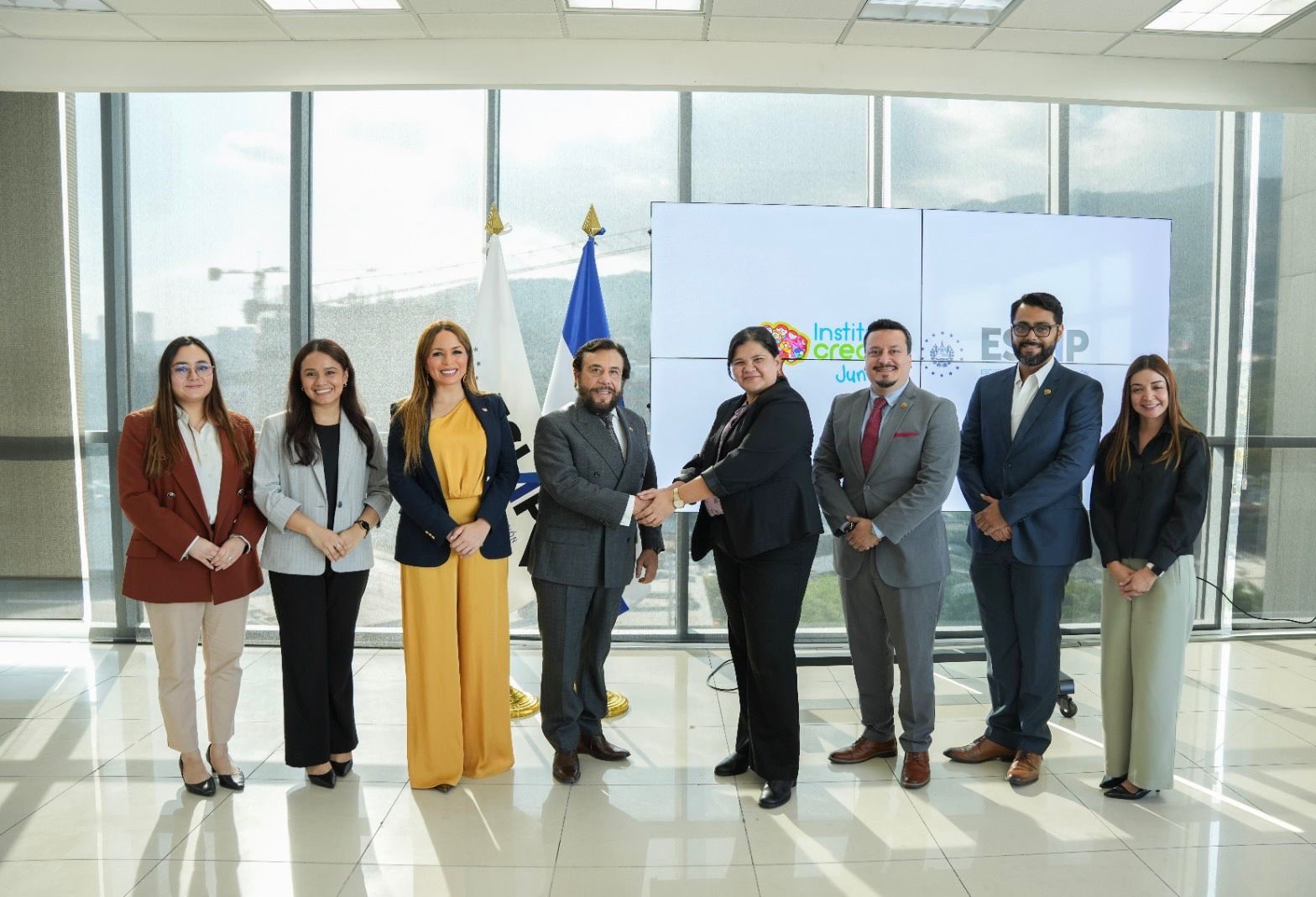 el-salvador-impulsa-formacion-en-administracion-publica-e-innovacion-con-nueva-alianza-institucional