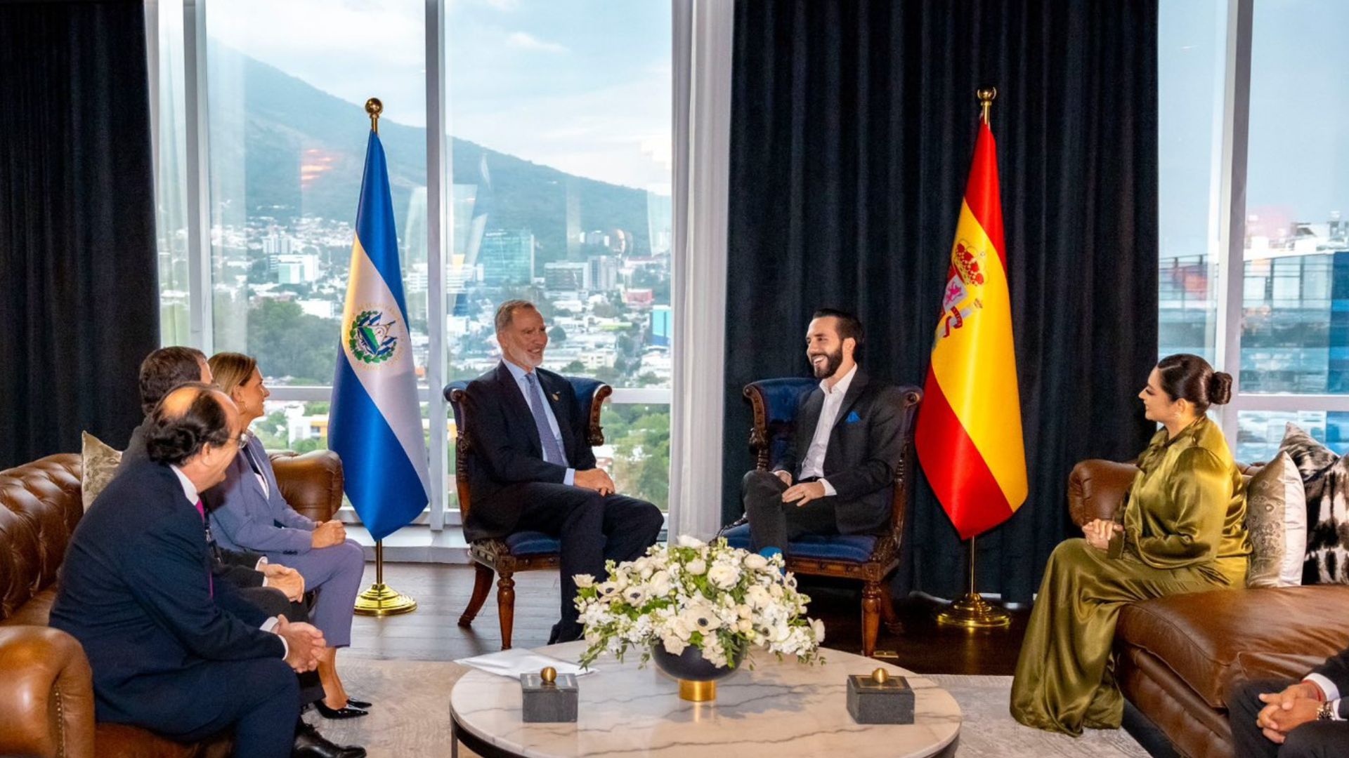 nayib-bukele-sostiene-encuentro-con-el-rey-de-espana-felipe-vi