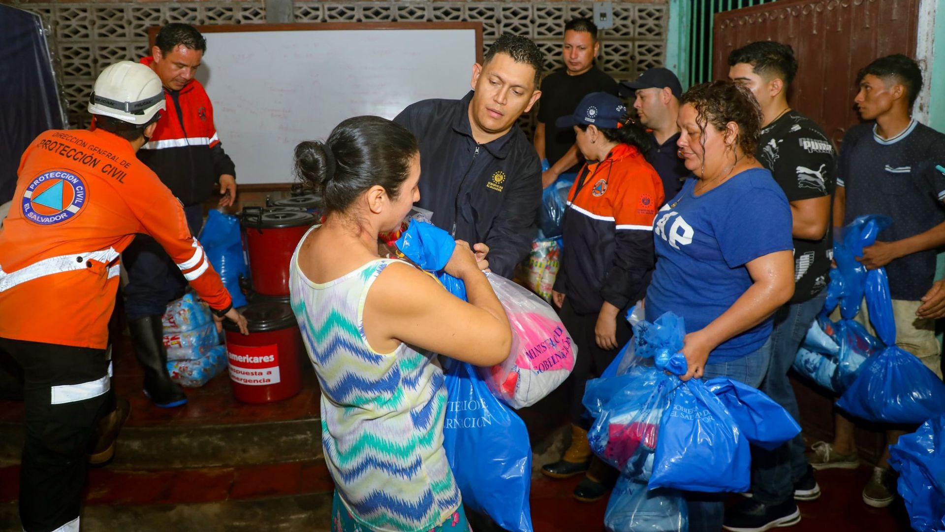 entrega-de-bonos-y-50000-paquetes-alimenticios-captura-la-atencion-internacional