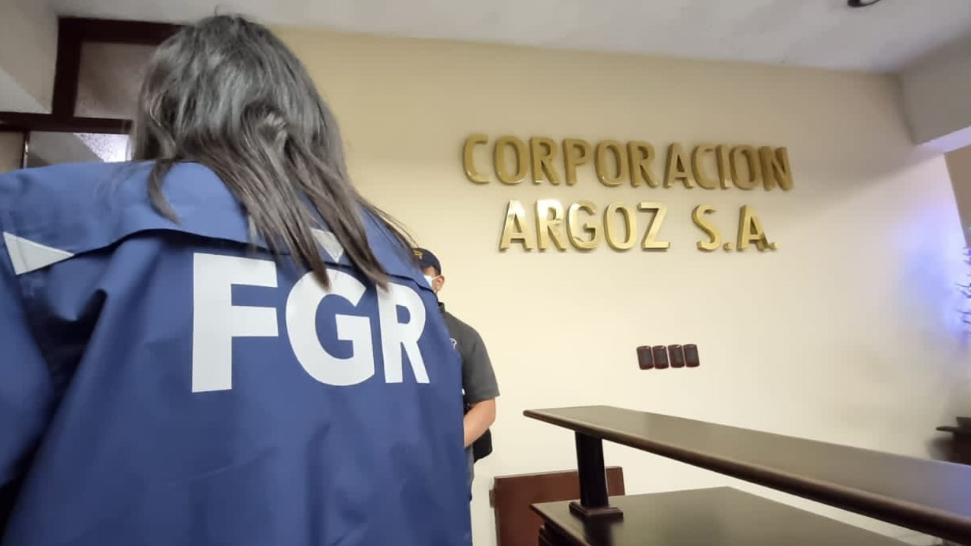 fgr-realiza-allanamiento-en-empresa-que-vendia-inmuebles-ilegalmente-en-el-salvador