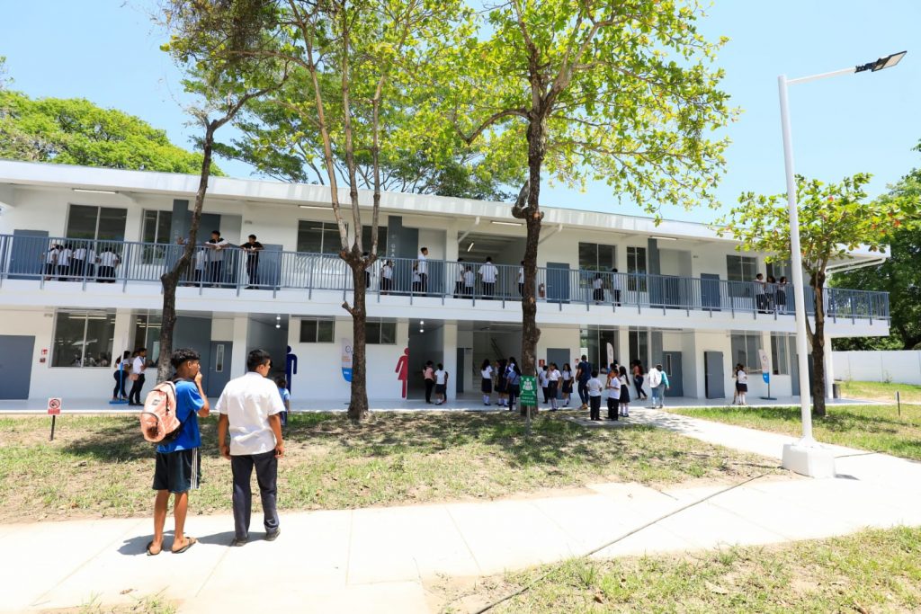 Más de 860 estudiantes son beneficiados con moderno centro escolar en La Paz Oeste mas-de-860-estudiantes-son-beneficiados-con-moderno-centro-escolar-en-la-paz-oeste