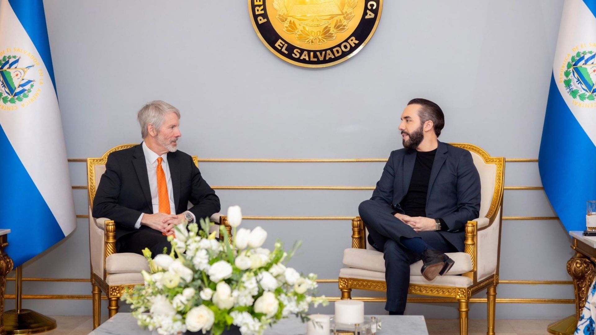 nayib-bukele-sostiene-reunion-con-presidente-ejecutivo-de-strategy-michael-saylor