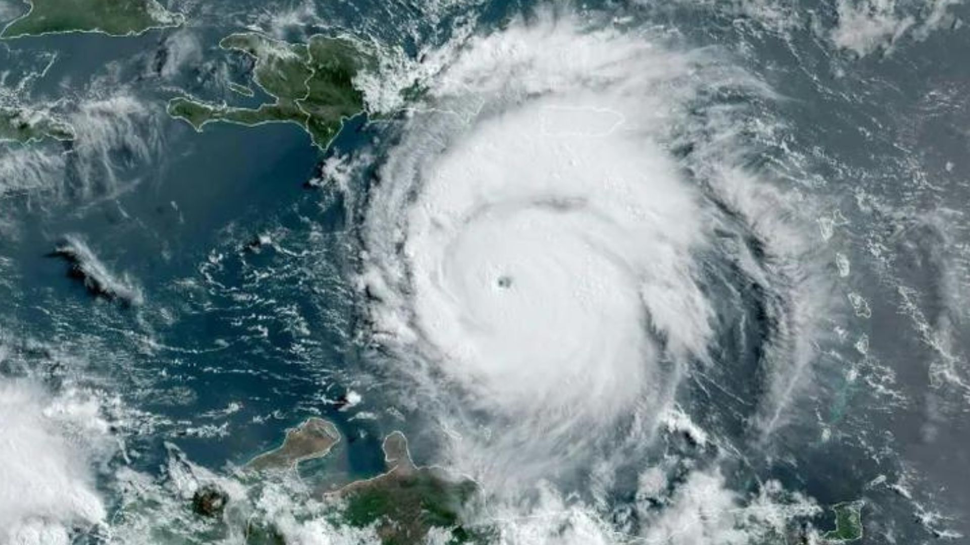 jamaica-declara-estado-de-desastre-y-establece-toque-de-queda-debido-a-la-llegada-del-huracan-beryl