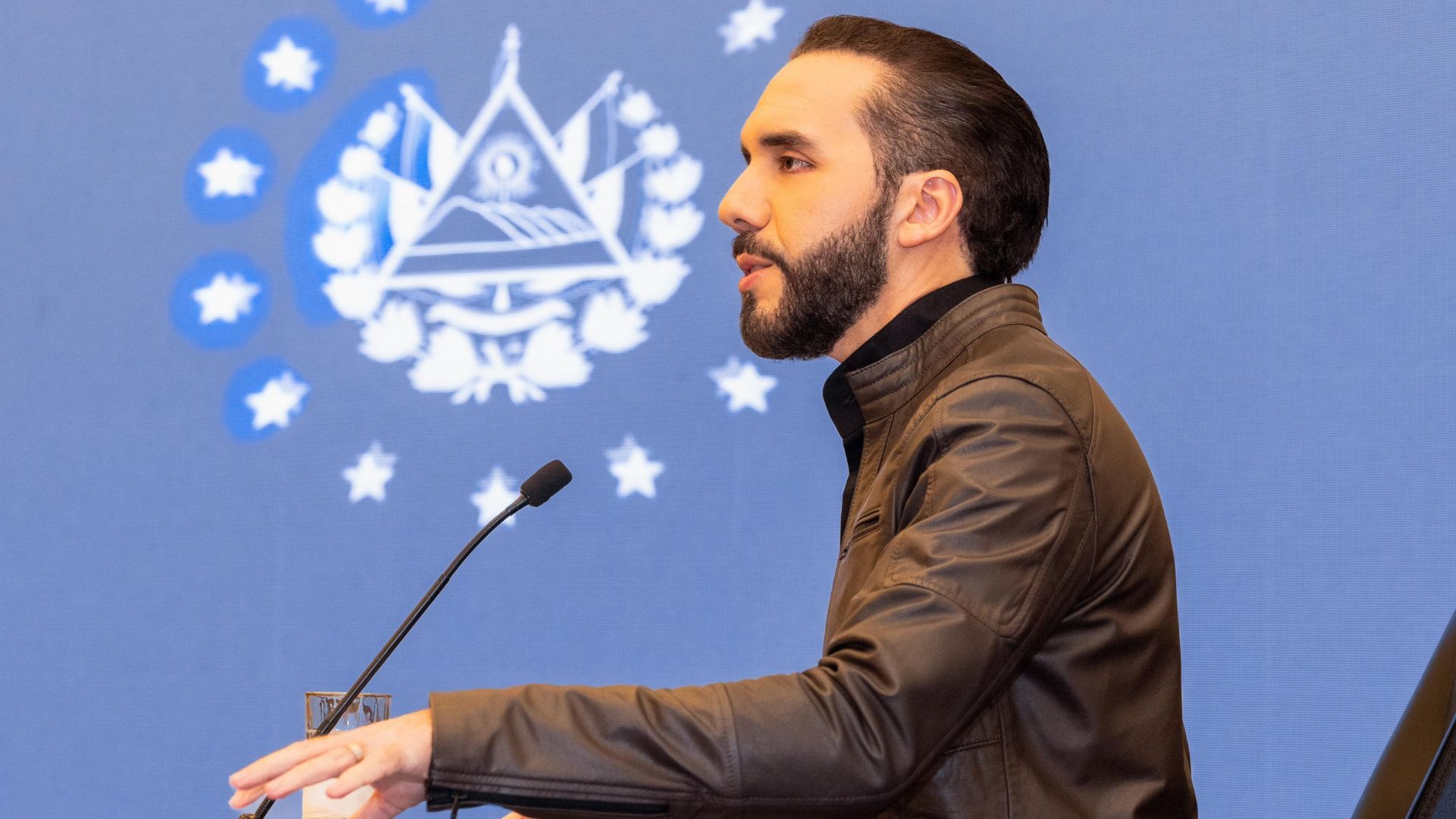 nayib-bukele-lanza-programa-de-becas-tras-tercer-recorte-presupuestario-a-la-asamblea