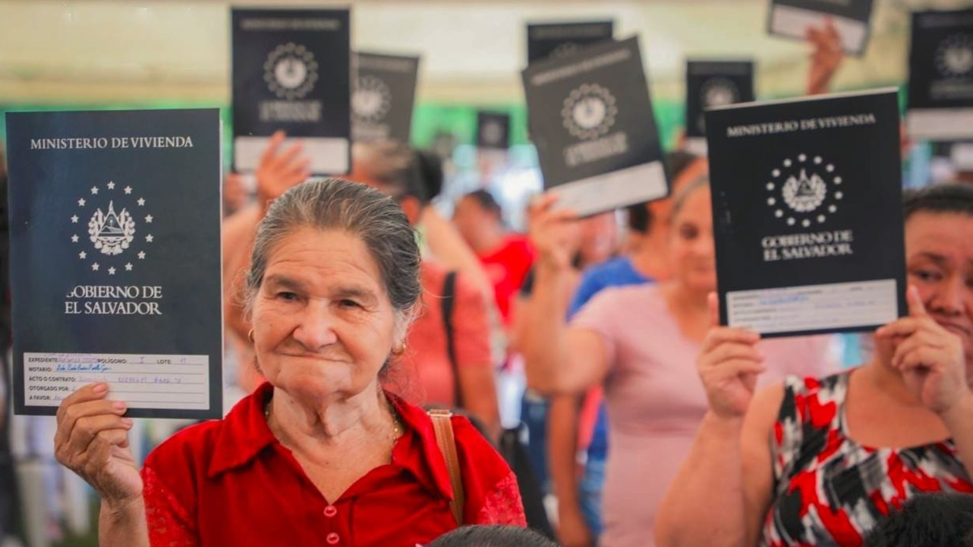 gobierno-garantiza-seguridad-habitacional-a-180-familias-de-san-miguel-al-entregarles-escrituras-de-propiedad