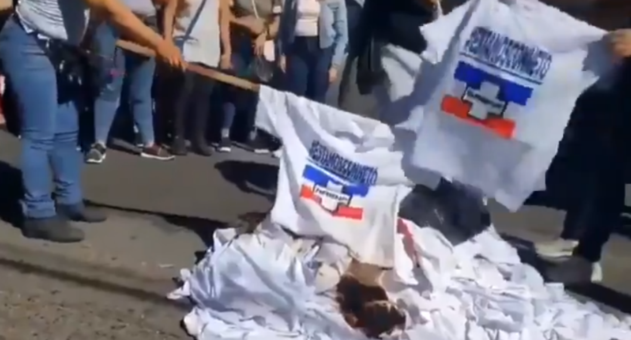 Expresan rechazo contra ARENA quemando camisas alusivas al partido expresan-rechazo-contra-arena-quemando-camisas-alusivas-al-partido