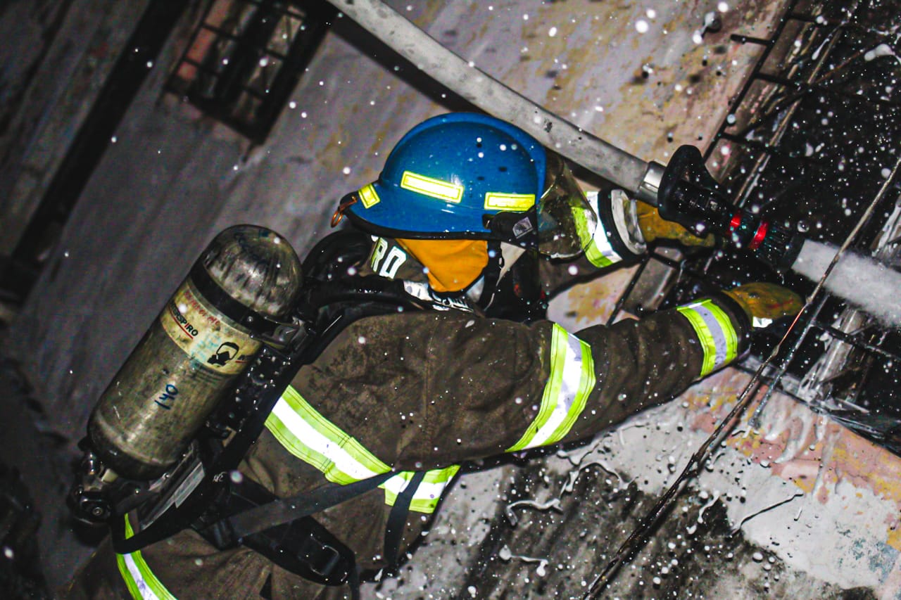 Cuerpo de bomberos controlan incendio estructural en colonia 10 de Septiembre, San Salvador cuerpo-de-bomberos-controlan-incendio-estructural-en-colonia-10-de-septiembre-san-salvador