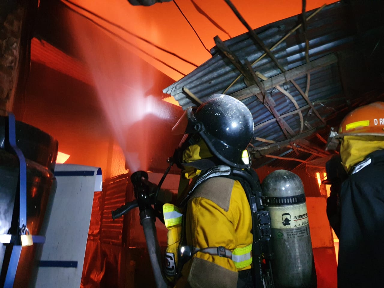 Bomberos, y otras instituciones, logran sofocar exitosamente el incendio en mercado de Santa Ana bomberos-y-otras-instituciones-logran-sofocar-exitosamente-el-incendio-en-mercado-de-santa-ana