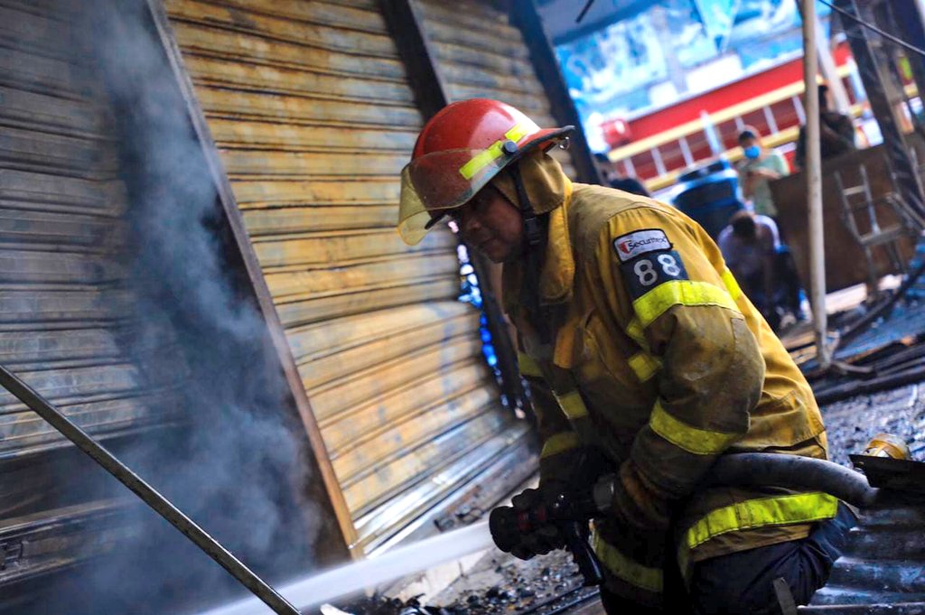 bomberos-logra-esta-madrugada-controlar-voraz-incendio-en-el-parque-barrios-de-san-miguel