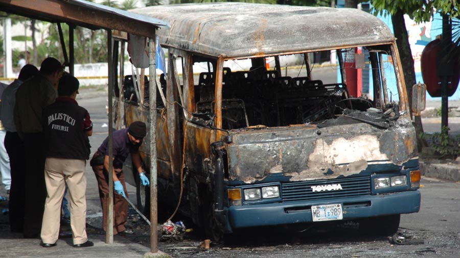 pandilleros-queman-microbus-con-pasajeros-adentro-hace-trece-anos