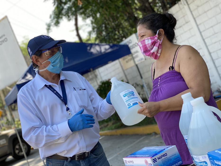 cel-entrega-kits-de-salud-a-varias-familias-para-contener-la-propagacion-del-covid19