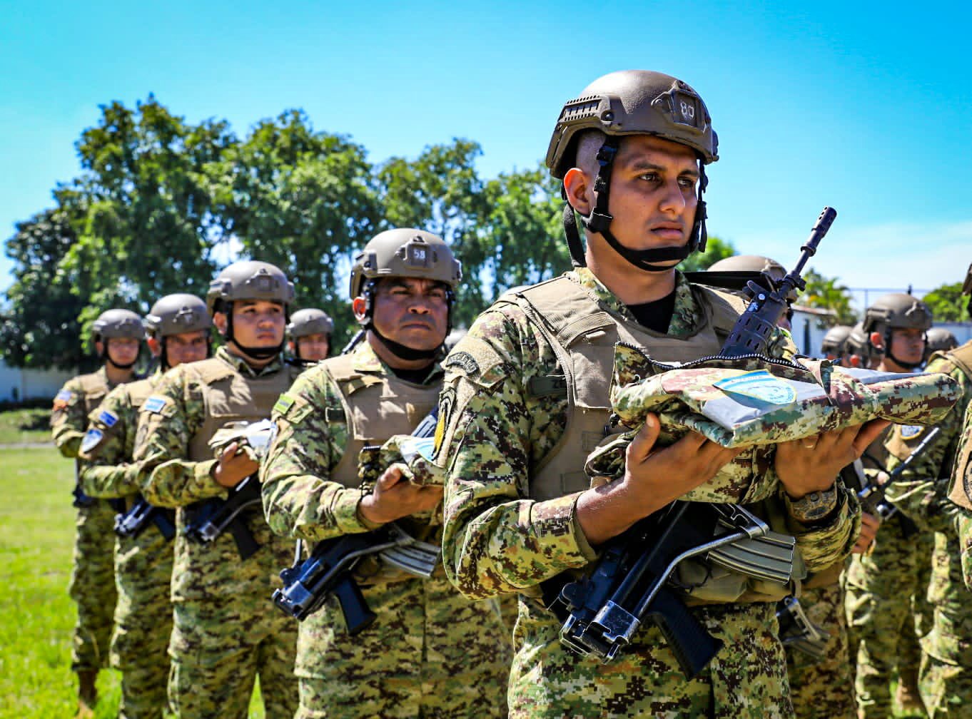 entregan-20-mil-capas-de-lluvias-a-las-fuerzas-militares-de-el-salvador