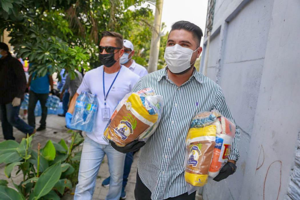 Funcionarios entregan agua embotellada y canastas alimenticias a familias de Altavista funcionarios-entregan-agua-embotellada-y-canastas-alimenticias-a-familias-de-altavista