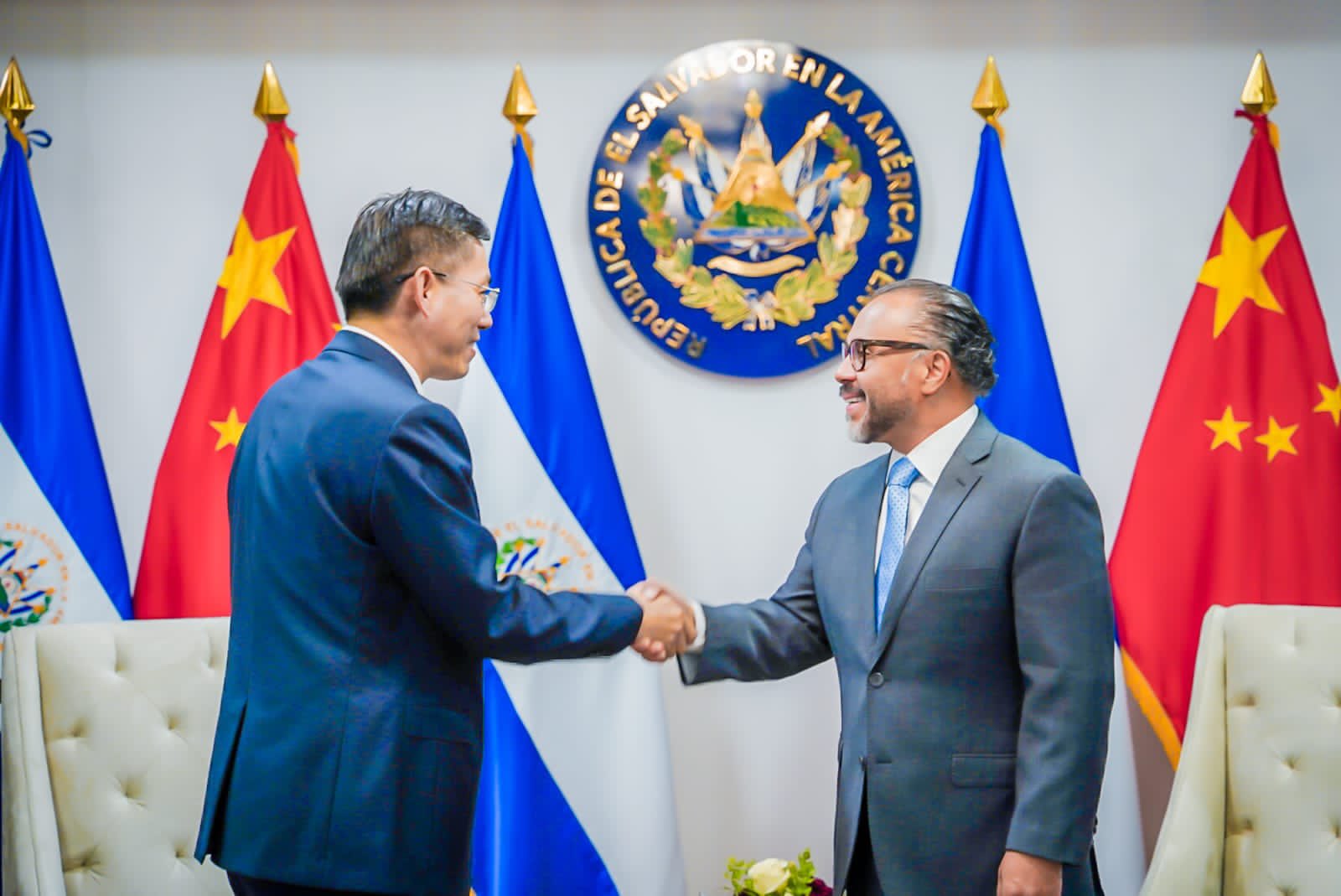 ernesto-castro-sostiene-encuentro-con-nuevo-embajador-de-china