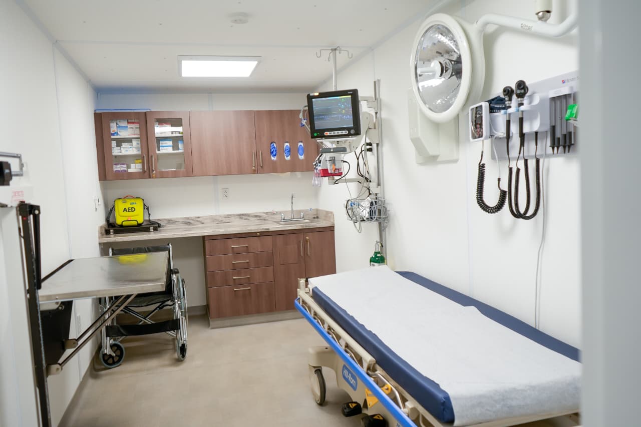 gobierno-y-embajada-de-eeuu-inauguran-cabinas-medicas-en-sitios-turisticos