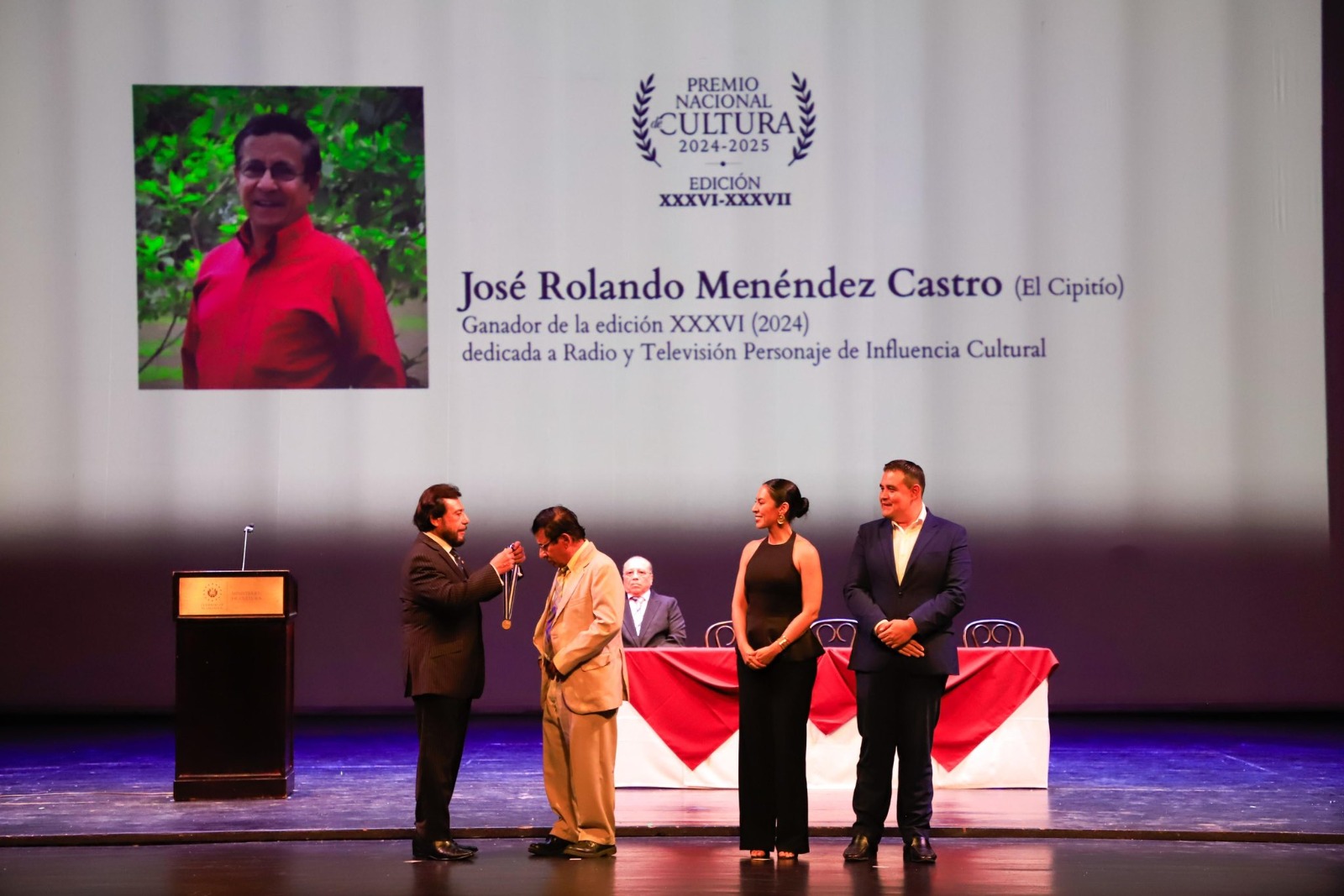 vicepresidente-ulloa-participa-en-la-entrega-del-premio-nacional-de-cultura