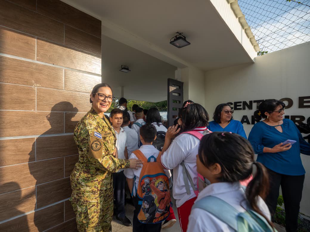 ministra-de-educacion-verifica-cumplimiento-de-medidas-disciplinarias-en-san-salvador