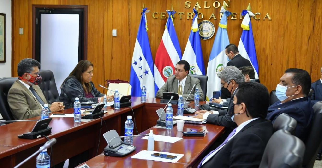 diputados-aprueban-dar-mas-plazo-a-alcaldes-para-que-rindan-cuentas-sobre-uso-del-fodes