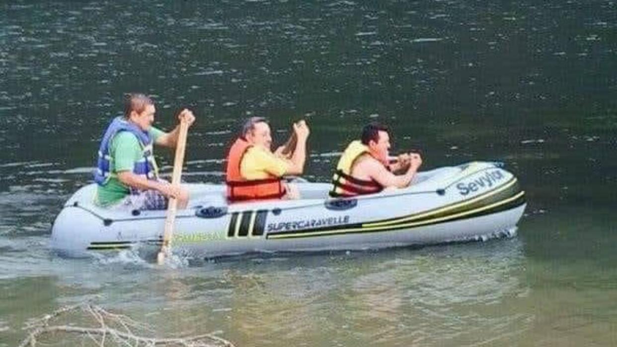mientras-funcionarios-del-gobierno-atienden-afectados-en-nejapa-diputado-carlos-reyes-se-divierte