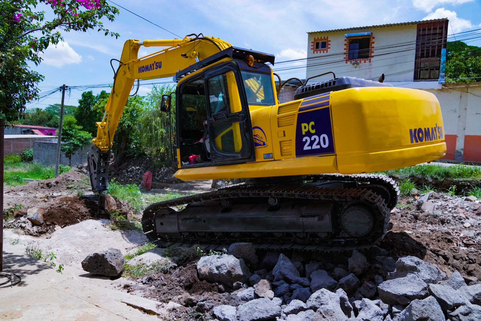 inician-trabajos-de-reconstruccion-de-calle-universitaria-y-32-avenida-sur-en-santa-ana