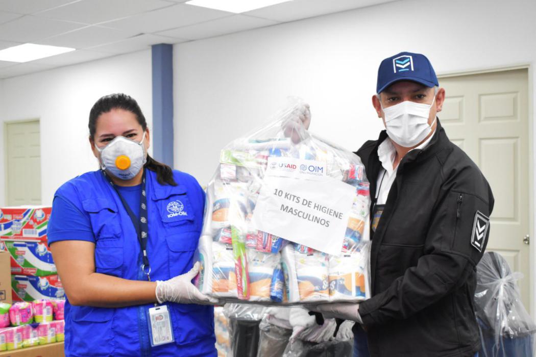 Embajada de EE.UU. dona 800 kits de higiene para centros de contención en El Salvador embajada-de-eeuu-dona-800-kits-de-higiene-para-centros-de-contencion-en-el-salvador