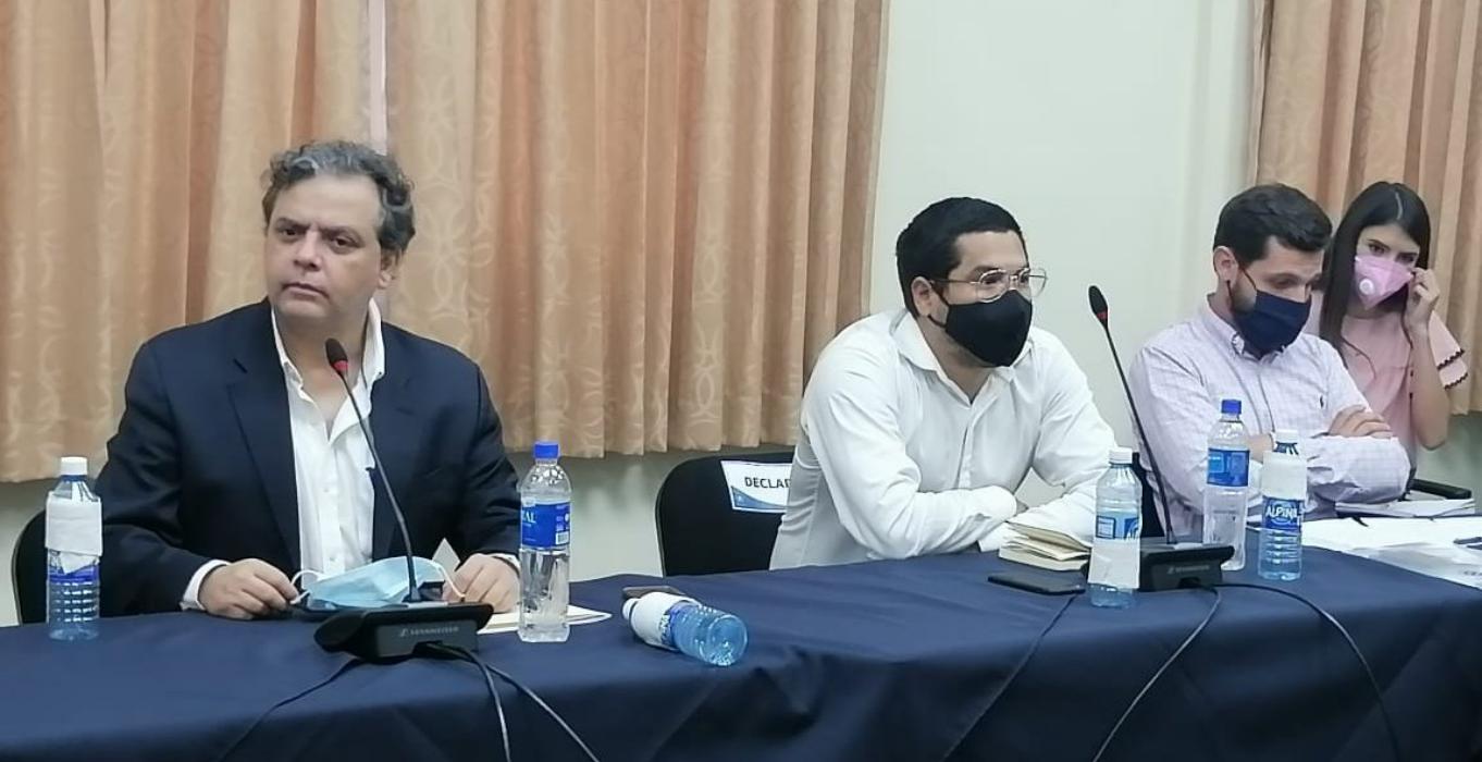 diputados-reciben-a-periodistas-de-el-faro-en-calidad-de-victimas-por-supuesto-acoso-a-la-prensa