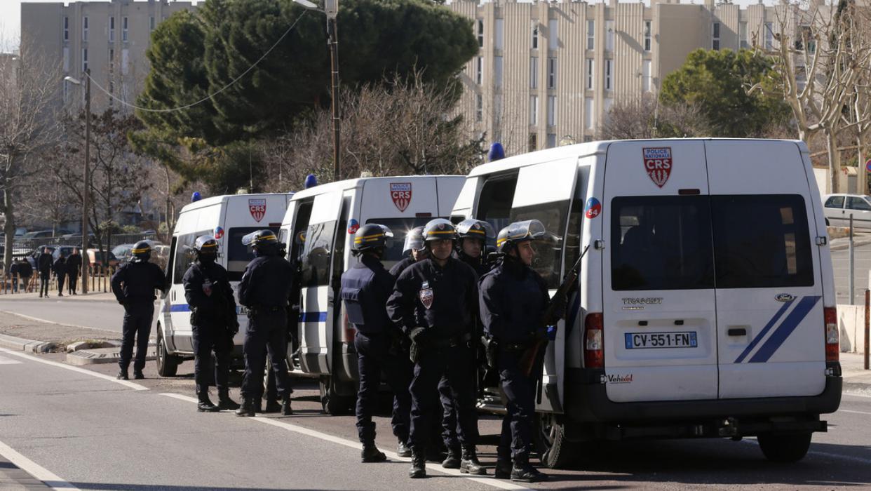 Francia despliega policía antidisturbios para asegurar el uso de mascarillas ante pandemia francia-despliega-policia-antidisturbios-para-asegurar-el-uso-de-mascarillas-ante-pandemia