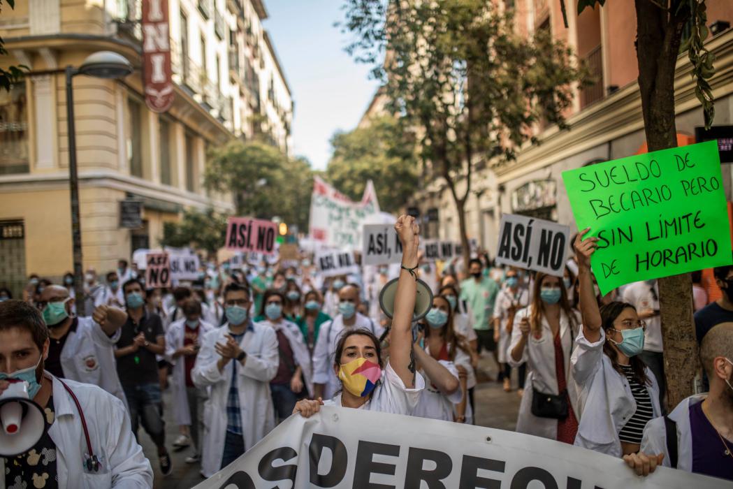 medicos-internos-en-madrid-realizan-huelga-exigiendo-mejores-condiciones-en-medio-de-pandemia