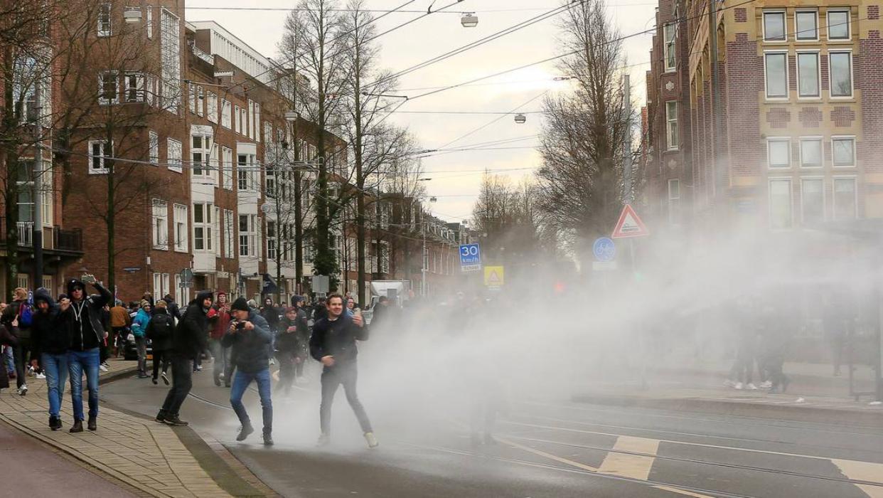 Dispersan protesta en Ámsterdam contra confinamiento por COVID19, usando cañones de agua dispersan-protesta-en-amsterdam-contra-confinamiento-por-covid19-usando-canones-de-agua