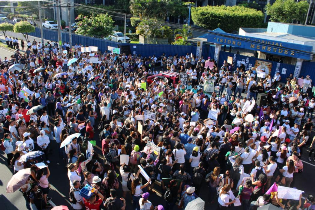 salvadorenos-exigen-justicia-contra-magistrado-escalante