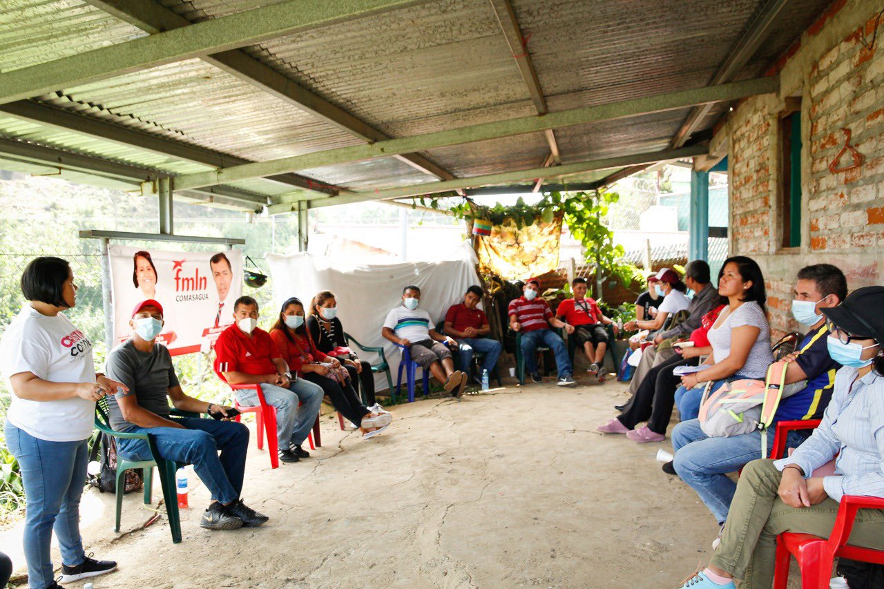 Captan a Cristina Cornejo, del FMLN, haciendo campaña adelantada en La Libertad captan-a-cristina-cornejo-del-fmln-haciendo-campana-adelantada-en-la-libertad