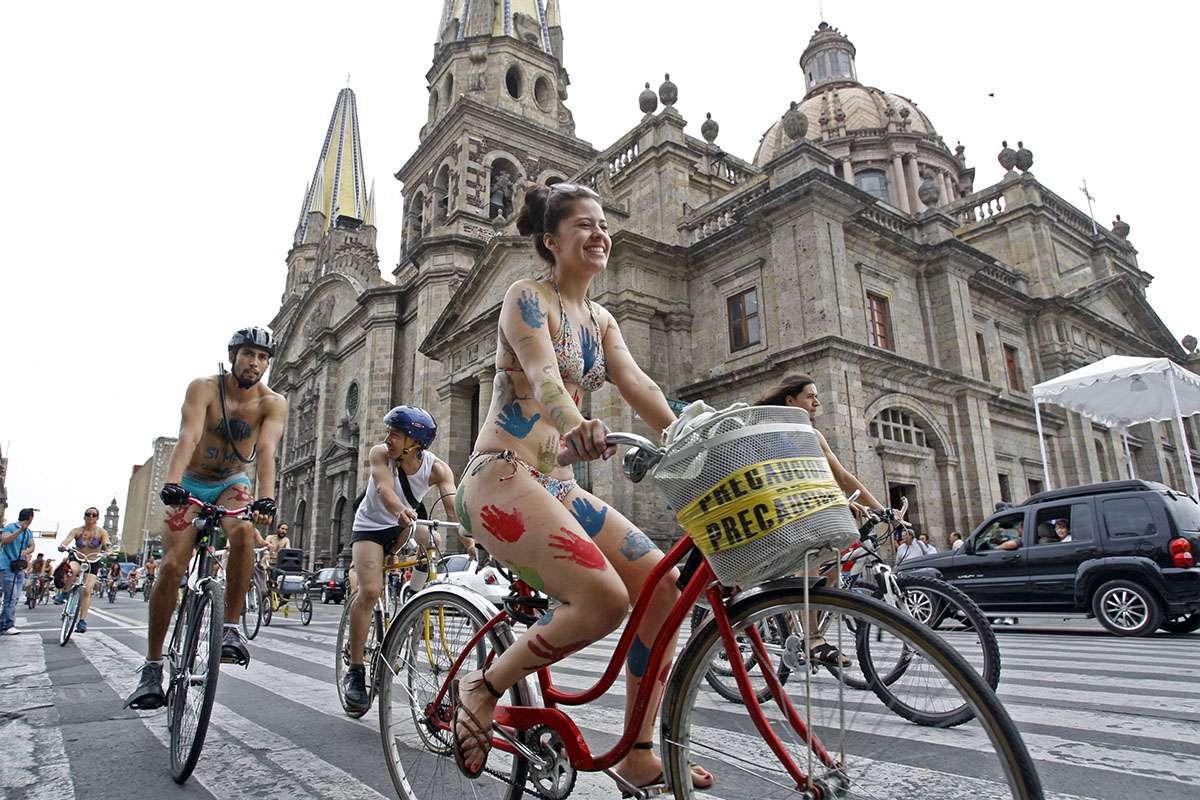 mexico-se-desnuda-para-exigir-respeto-hacia-ciclistas