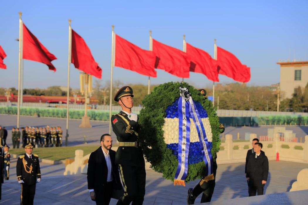 presidente-bukele-coloca-ofrenda-floral-en-monumento-a-los-heroes-del-pueblo-en-china