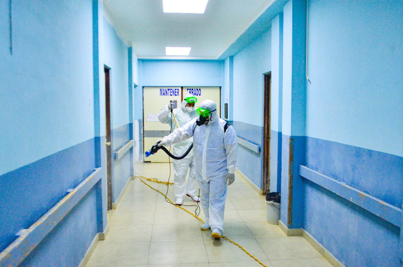 salud-realiza-hoy-jornada-de-desinfeccion-en-hospital-rosales-para-prevenir-el-covid19
