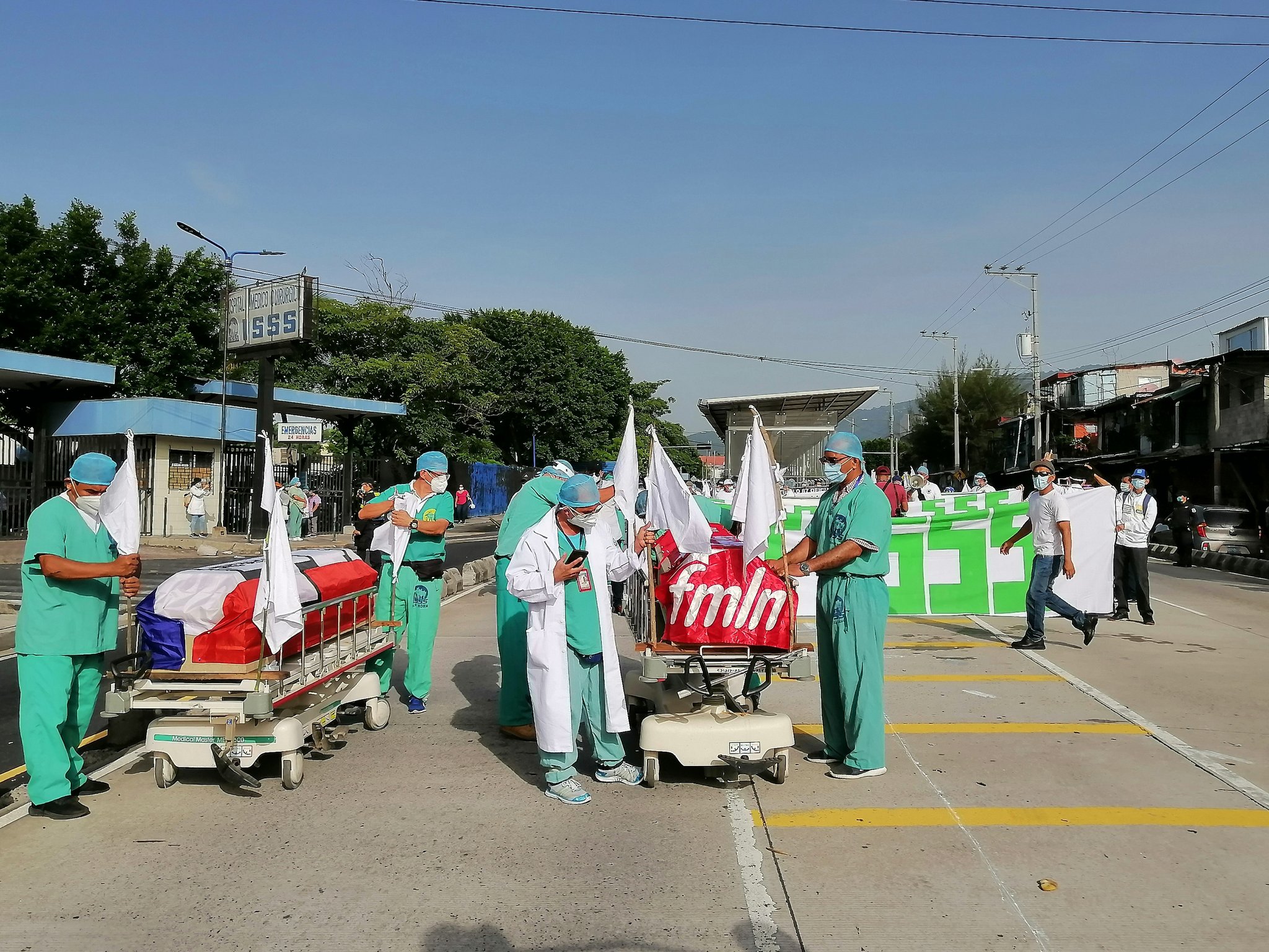 Personal médico del ISSS protesta hoy para exigir a diputados una cuarentena estricta por 15 días, ante aumento de casos COVID19 personal-medico-del-isss-protesta-hoy-para-exigir-a-diputados-una-cuarentena-estricta-por-15-dias-ante-aumento-de-casos-covid19