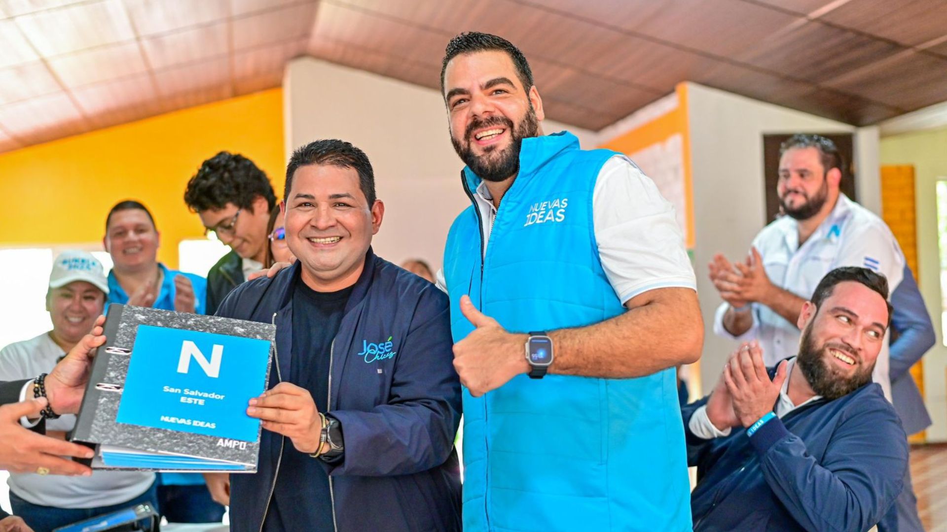 José Chicas presenta inscripción de su candidatura por San Salvador Este