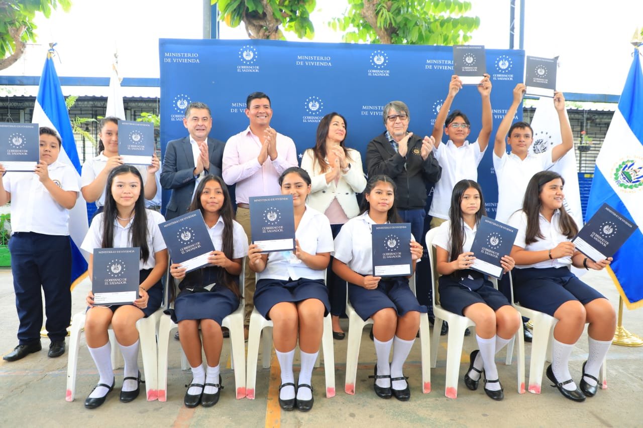 Entregan escrituras a 10 centros educativos en Colón, La Libertad entregan-escrituras-a-10-centros-educativos-en-colon-la-libertad