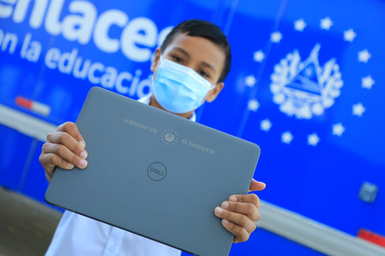 Gobierno continúa la labor de entregar computadoras a los alumnos gobierno-continua-la-labor-de-entregar-computadoras-a-los-alumnos