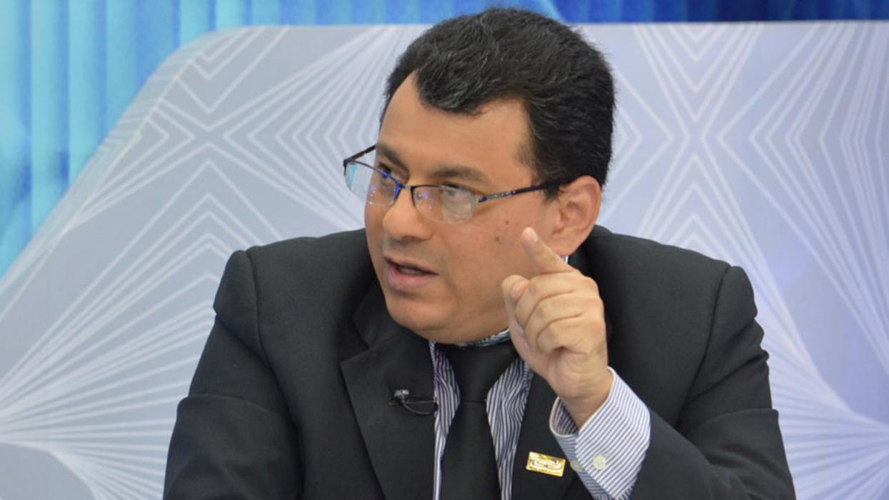 Magistrado Julio Olivo buscará regular redes sociales para darle ventaja a ARENA y FMLN en campaña electoral magistrado-julio-olivo-buscara-regular-redes-sociales-para-darle-ventaja-a-arena-y-fmln-en-campana-electoral