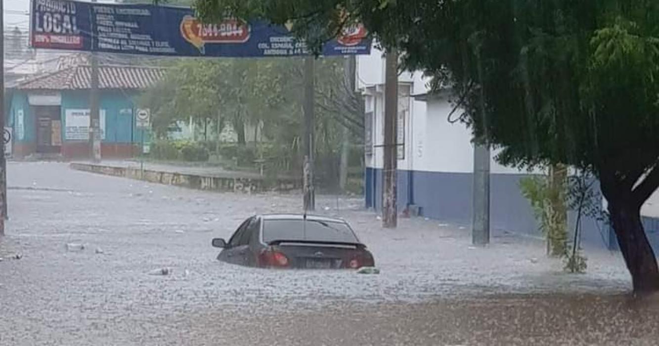 Reportan inundaciones en San Miguel debido a falta de drenajes por negligencia de comuna reportan-inundaciones-en-san-miguel-debido-a-falta-de-drenajes-por-negligencia-de-comuna